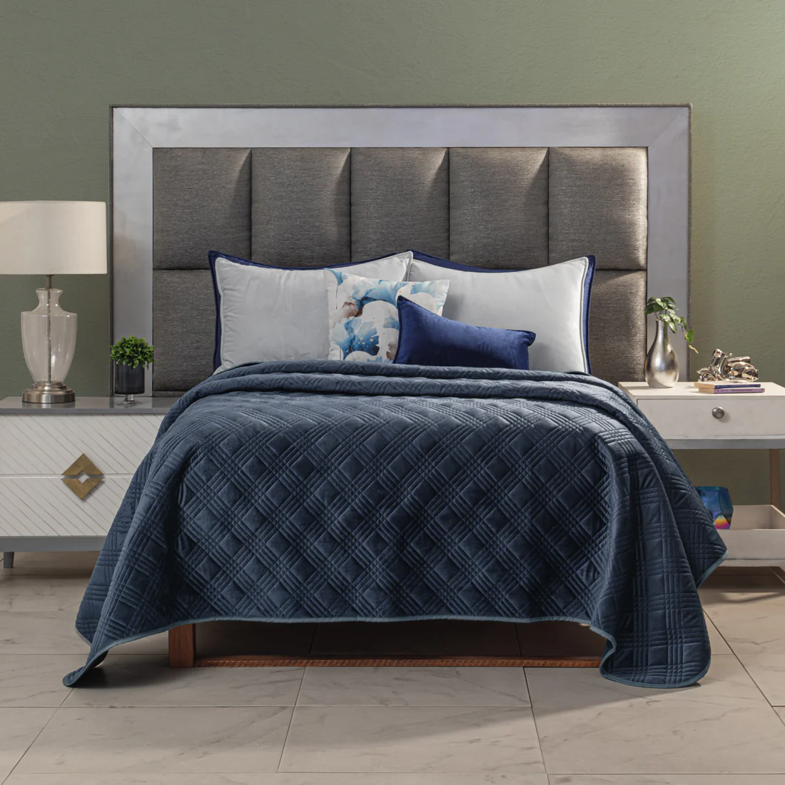Edredón ligero blanco sobre cama decorada con almohadas